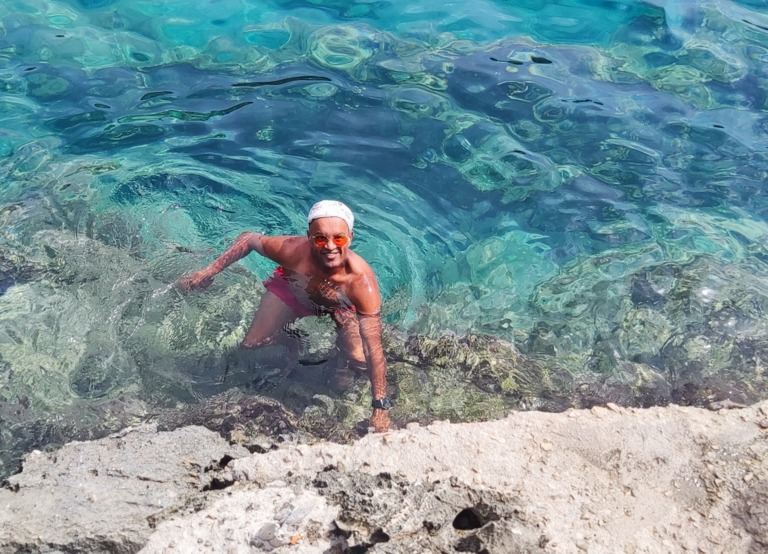 Buitenhof Reizen voor mensen met een verstandelijke beperking - Jongeren - Zonnig Zakynthos - reiziger in het helder blauwe water