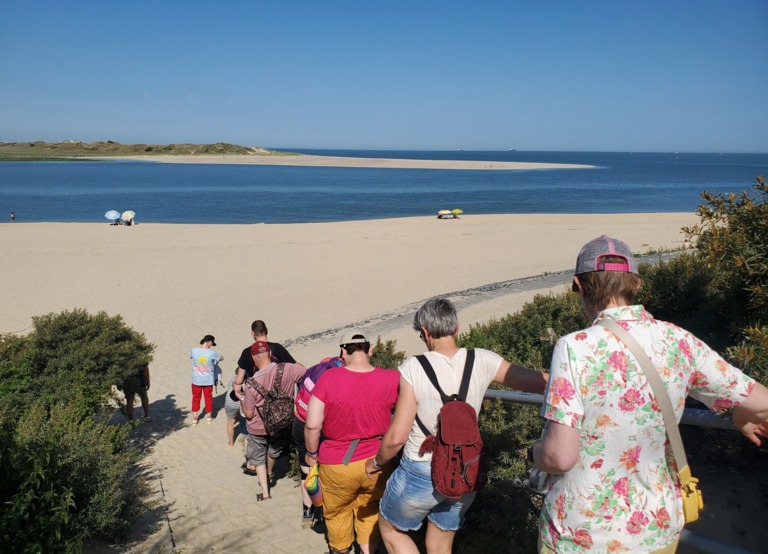 Buitenhof Reizen voor mensen met een verstandelijke beperking - Jongeren - Zomers  Zeeland - reizigers lopend naar het strand