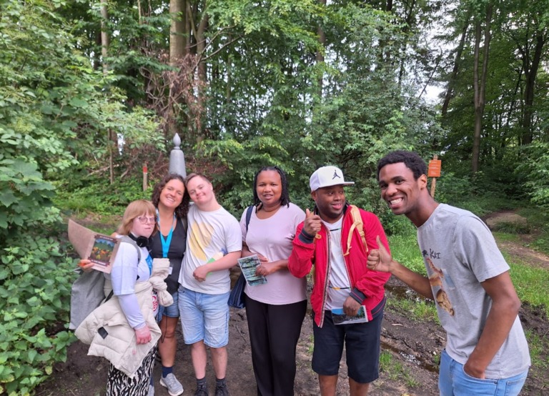 Buitenhof Reizen voor mensen met een verstandelijke beperking - Jongeren - Valkenburg Cauberg - groepje blije reizigers bij drielandenpunt