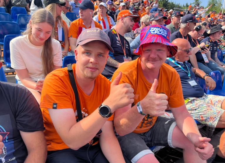 Buitenhof Reizen voor mensen met een verstandelijke beperking - Jongeren -Spa Francorchamps - Twee blije reizigers op de tribune