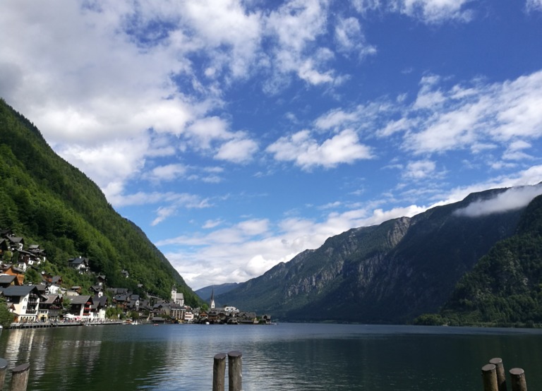 Buitenhof Reizen voor mensen met een verstandelijke beperking - Avontuurlijk - Avontuur in Oostenrijk - meer met links een dorpje