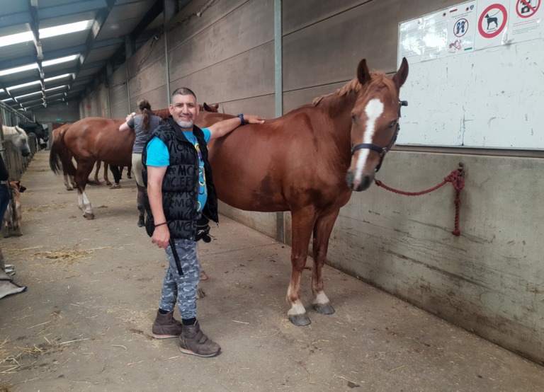 Buitenhof Reizen voor mensen met een verstandelijke beperking - Avontuurlijk - Woudenberg - Blije reiziger bij een paard