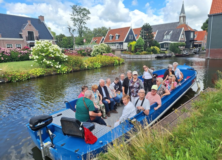 Buitenhof Reizen voor mensen met een verstandelijke beperking - Rustig Aan - Mooiste dorp - de Rijp - reizigers op een boot