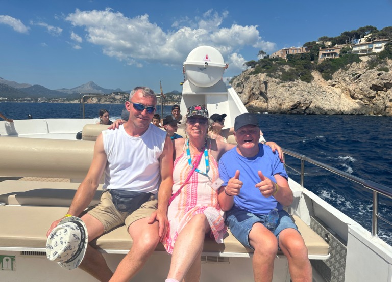 Buitenhof Reizen voor mensen met een verstandelijke beperking - Rustig Aan - Mallorca onder de Spaanse Zon - reizigers met vrijwilliger op een boot