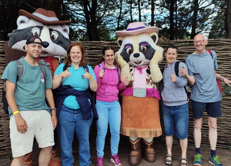 Buitenhof Reizen voor mensen met een verstandelijke beperking - Ondernemend - Walibi en Slagharen - reizigersmet mascotte