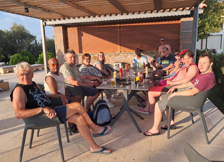 Buitenhof Reizen voor mensen met een verstandelijke beperking - Ondernemend - Vulkanisch Lesbos - groep reizigers op terras met wat drinken