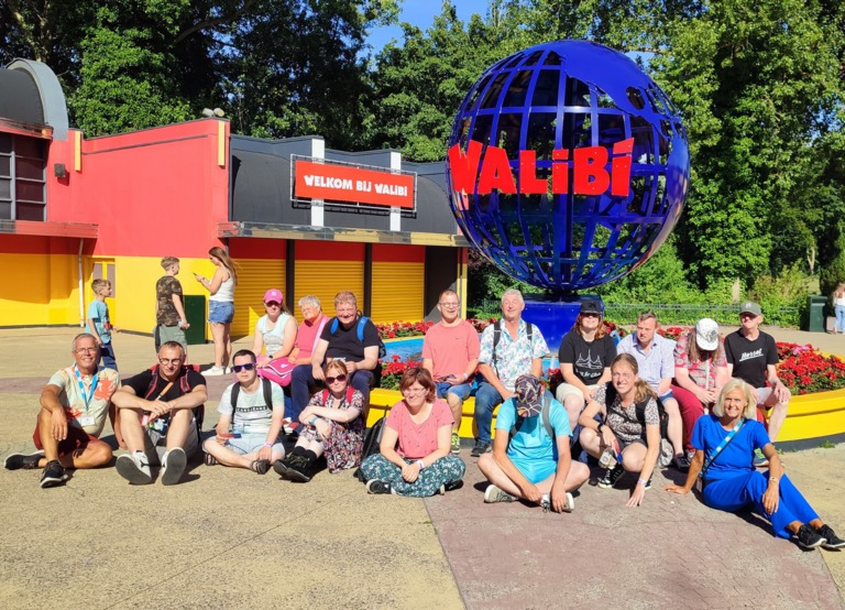 Buitenhof Reizen voor mensen met een verstandelijke beperking - Ondernemend - Adrenaline in BelgiÃ« - groepsfoto voor logo Walibi