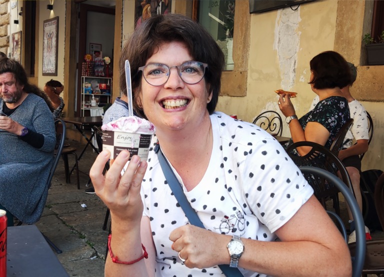 Buitenhof Reizen voor mensen met een verstandelijke beperking - Ondernemend - Inspirerend Toscane en Florence - Reiziger met een ijsje