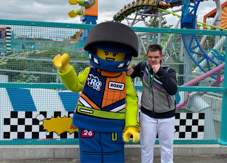 Buitenhof Reizen - Begeleide groepsreizen voor mensen met een verstandelijke beperking - Legoland - Reiziger met legopoppetje