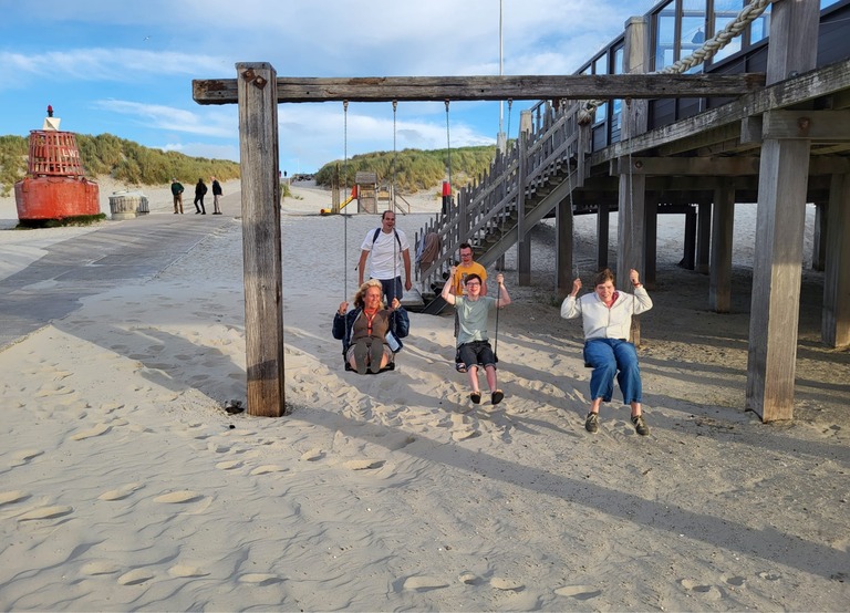Buitenhof Reizen - Begeleide groepsreizen voor mensen met een verstandelijke beperking - Terschelling - Reizigers op de schommel