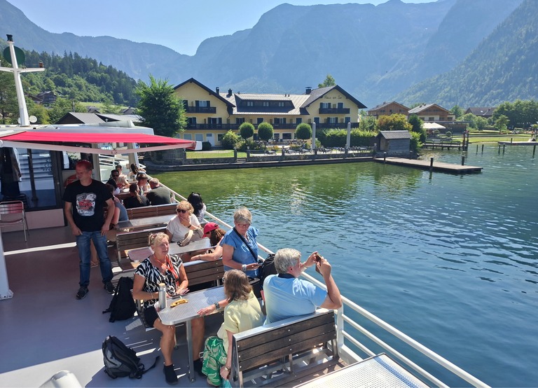 Buitenhof Reizen - Begeleide groepsreizen voor mensen met een verstandelijke beperking - Avontuur in Oostenrijk - Groep reizigers op de boot