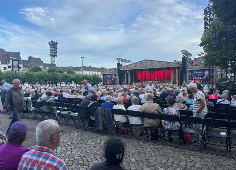 Buitenhof Reizen - Begeleide groepsreizen voor mensen met een verstandelijke beperking - AndrÃ© Rieu op het Vrijthof - publiek podium
