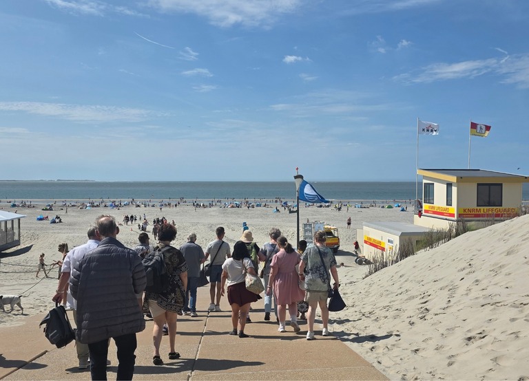 Buitenhof Reizen - Begeleide groepsreizen voor mensen met een verstandelijke beperking - Ameland - Groep reizigers op het strand