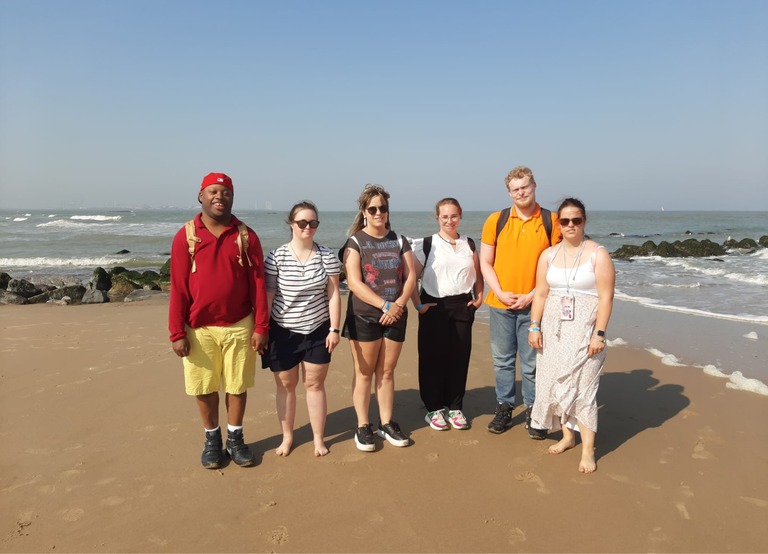 Buitenhof Reizen - Begeleide groepsreizen voor mensen met een verstandelijke beperking - Zomers Zeeland - reizigers op het strand
