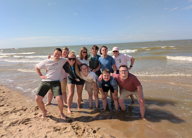 Buitenhof Reizen - Begeleide groepsreizen voor mensen met een verstandelijke beperking - Belgische kust - groep reizigers op het strand