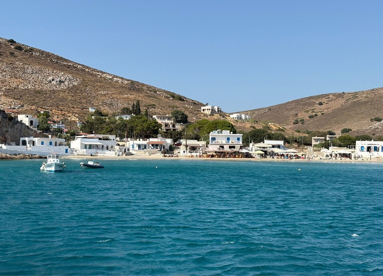Buitenhof Reizen - Begeleide groepsreizen voor mensen met een verstandelijke beperking - Kos -  Strand met bergen