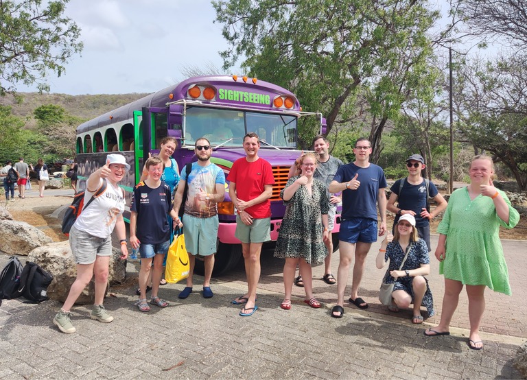 Buitenhof Reizen - Begeleide groepsreizen voor mensen met een verstandelijke beperking - CuraÃ§ao - reizigers voor sightseeing bus