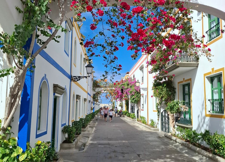 Buitenhof Reizen - Begeleide groepsreizen voor mensen met een verstandelijke beperking - Gran Canaria - steeg met bloemen
