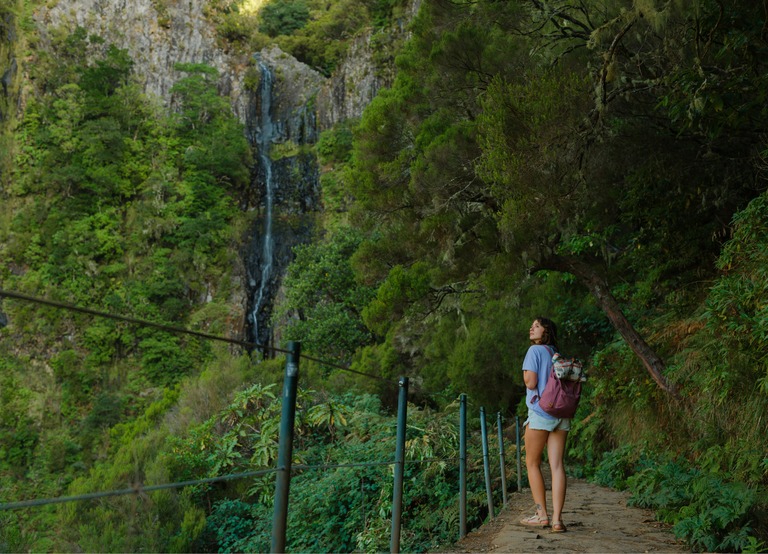 Buitenhof Reizen - Begeleide groepsreizen voor mensen met een verstandelijke beperking - Madeira - reiziger aan het wandelen