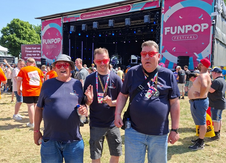 Buitenhof Reizen - Begeleide groepsreizen voor mensen met een verstandelijke beperking - Funpop festival grote bus - reizigers voor het podium