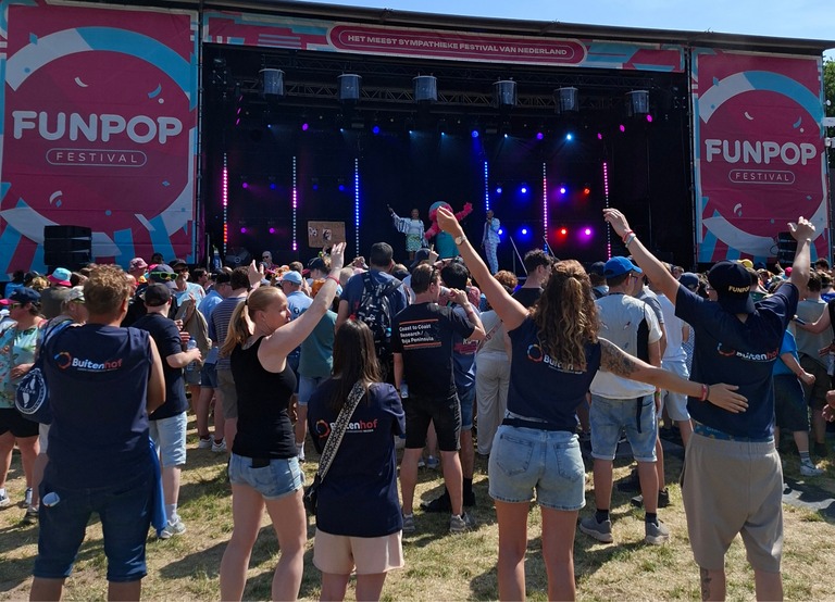 Buitenhof Reizen - Begeleide groepsreizen voor mensen met een verstandelijke beperking - Funpop festival kleine bus - podium