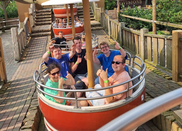 Buitenhof Reizen - Begeleide groepsreizen voor mensen met een verstandelijke beperking - Slagharen & Wildlands - reizigers in reuzenrad