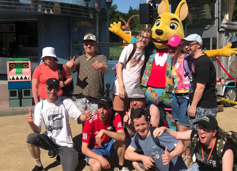 Buitenhof Reizen - Begeleide groepsreizen voor mensen met een verstandelijke beperking - Walibi Nederland - Groepsfoto met mascotte