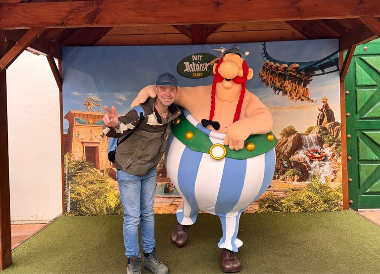 Buitenhof Reizen - Begeleide groepsreizen voor mensen met een verstandelijke beperking - Parc Asterix - Reiziger met Obelix