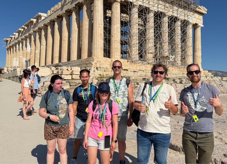 Buitenhof Reizen - Begeleide groepsreizen voor mensen met een verstandelijke beperking - Eilandhoppen in Griekenland - Reizigers bij Akropolis