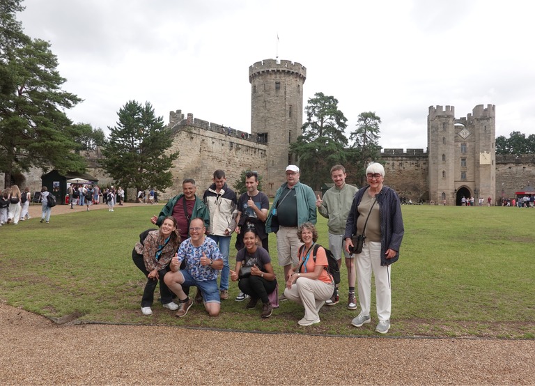 Buitenhof Reizen - Begeleide groepsreizen voor mensen met een verstandelijke beperking - Londen &  Cotswolds - Groepsfoto bij kasteel