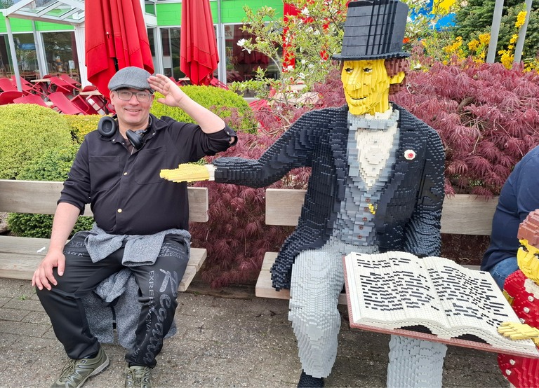 Buitenhof Reizen - Begeleide groepsreizen voor mensen met een verstandelijke beperking - Legoland - Reiziger bij lego bouwwerk