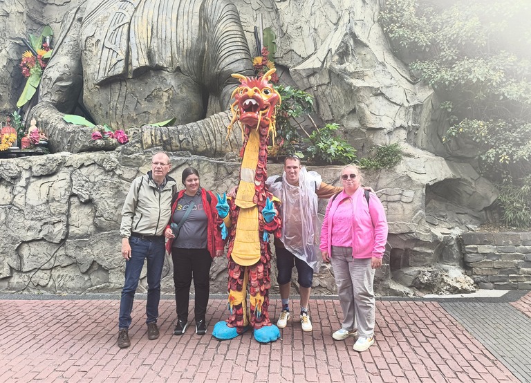 Buitenhof Reizen - Begeleide groepsreizen voor mensen met een verstandelijke beperking - Moviepark & Phantasialand - Reizigers met draak