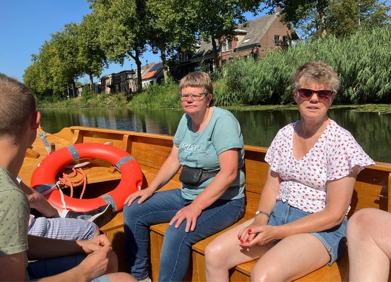 Buitenhof Reizen - Begeleide groepsreizen voor mensen met een verstandelijke beperking - De Achterhoek - reizigers in een bootje