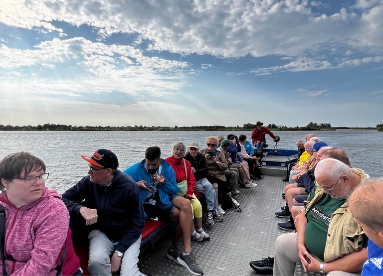 Buitenhof Reizen - Begeleide groepsreizen voor mensen met een verstandelijke beperking - De Rijp - Hollandse Hits - groep reizigers op de boot