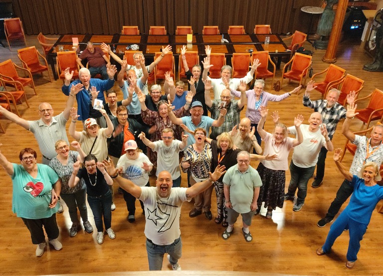 Buitenhof Reizen - Begeleide groepsreizen voor mensen met een verstandelijke beperking - De Rijp - Hollandse Hits - groepsfoto feest