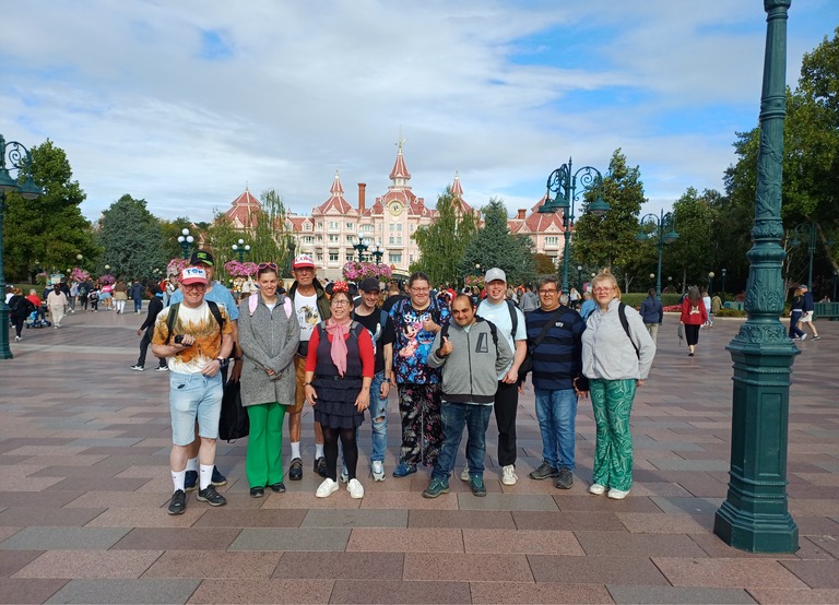 Buitenhof Reizen - Begeleide groepsreizen voor mensen met een verstandelijke beperking - Disneyland Parijs - Groepsfoto Disneyland hotel (1)