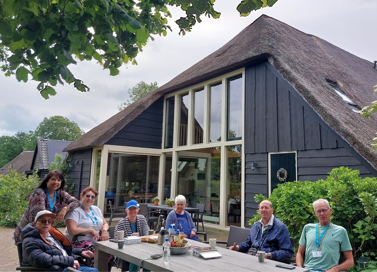 Buitenhof Reizen - Begeleide groepsreizen voor mensen met een verstandelijke beperking - Drents Beilen - koffie bij acco