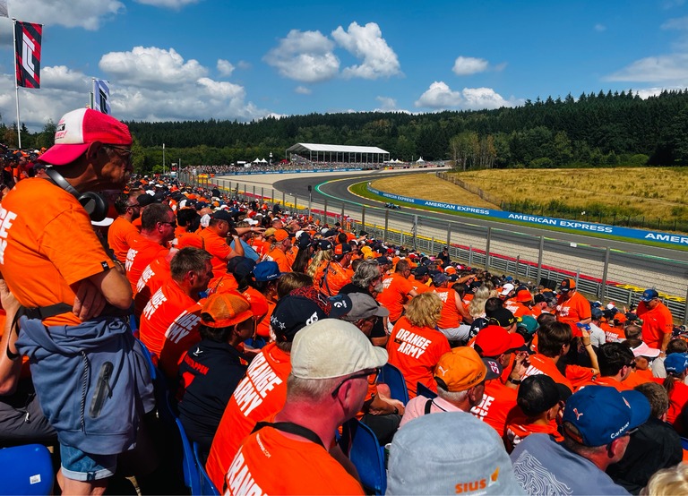 Buitenhof Reizen - Begeleide groepsreizen voor mensen met een verstandelijke beperking - Grand Prix Spa-Francorchamps - fans op de tribune