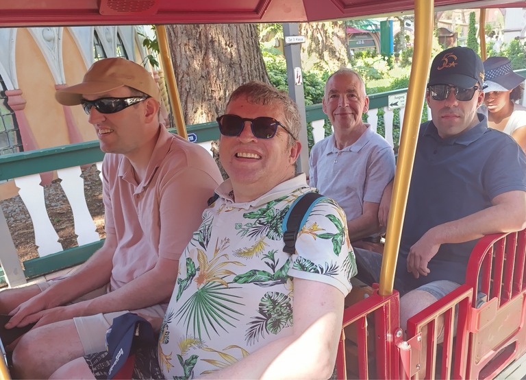 Buitenhof Reizen - Begeleide groepsreizen voor mensen met een verstandelijke beperking - Europa-Park - groepje mensen in treintje