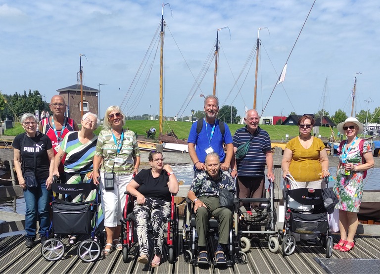 Buitenhof Reizen - Begeleide groepsreizen voor mensen met een verstandelijke beperking - Muziekreis Parc Spelderholt - Groepje reizigers in de haven