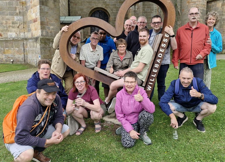 Buitenhof Reizen - Begeleide groepsreizen voor mensen met een verstandelijke beperking - Willebadessen - groepsfoto met hart