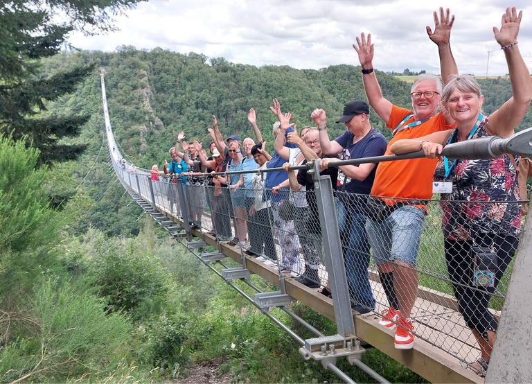 Buitenhof Reizen - Begeleide groepsreizen voor mensen met een verstandelijke beperking - Ontdek Cochem - groepsfoto op de wandelbrug