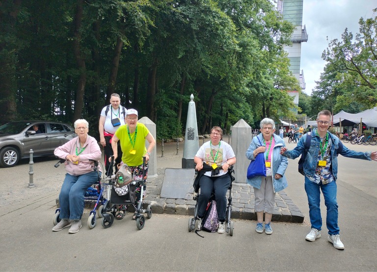 Buitenhof Reizen - Begeleide groepsreizen voor mensen met een verstandelijke beperking - Noord-Limburg - groepsfoto voor een monument
