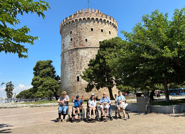 Buitenhof Reizen - Begeleide groepsreizen voor mensen met een verstandelijke beperking - Grieks-MacedoniÃ« - groepje voor toren