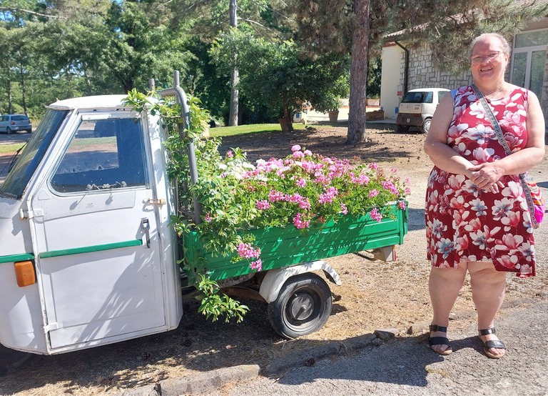 Buitenhof Reizen - Begeleide groepsreizen voor mensen met een verstandelijke beperking - Toscane - vrouw naast bloemenkar