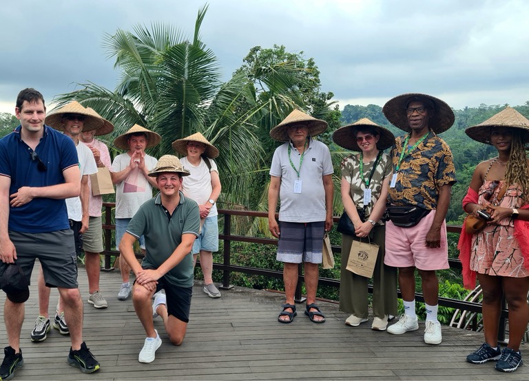 Buitenhof Reizen - Begeleide groepsreizen voor mensen met een verstandelijke beperking - Bali - Groep met hoedjes
