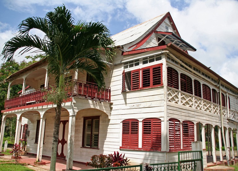 Buitenhof Reizen - Begeleide groepsreizen voor mensen met een verstandelijke beperking - Suriname - houten huis Paramaribo