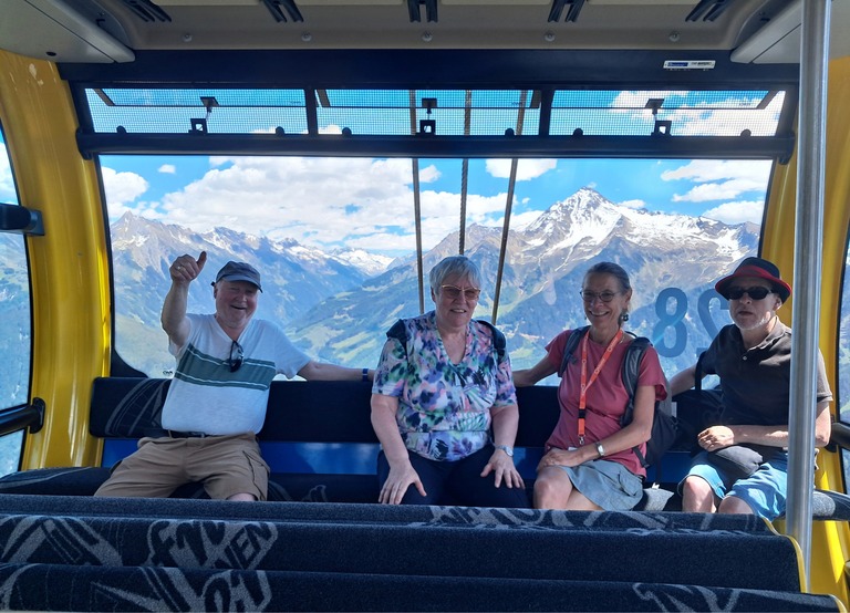 Buitenhof Reizen - Begeleide groepsreizen voor mensen met een verstandelijke beperking - Kirchberg in Tirol - groepje in gondel 