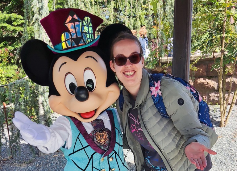 Buitenhof Reizen - Begeleide groepsreizen voor mensen met een verstandelijke beperking - Disneyland Parijs (5 dagen) - Reiziger met Mickey