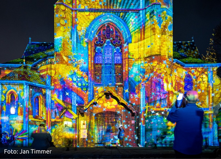 Buitenhof Reizen - Begeleide groepsreizen voor mensen met een verstandelijke beperking - GLOW Eindhoven - verlichte kerk